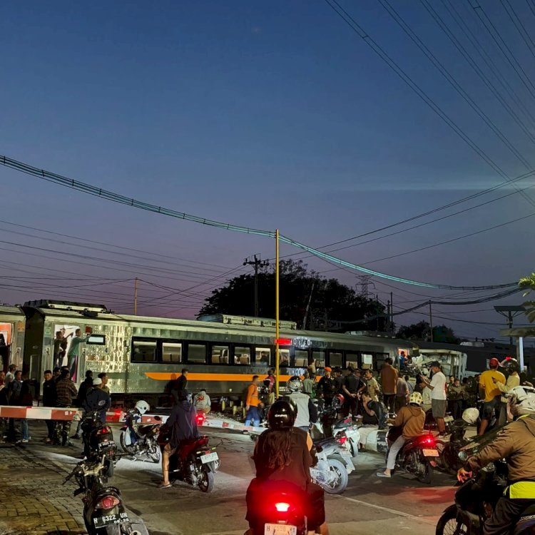 PT KAI Daop IV Semarang Lakukan Evakuasi KA Harina Terlibat Kecelakaan Dengan Truk Di Perlintasan Kaligawe, Kamis (08/05) Pagi. Humas PT KAI Daop IV 