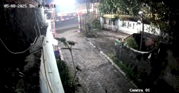 Rekaman CCTV Di Sekitar Lokasi Menunjukkan Saat Kejadian Kereta Api (KA) Harina Tabrak Sebuah Truk, Kamis (08/05). Info Kejadian Semarang