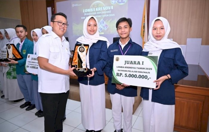 Wakil Bupati Karanganyar Adhe Eliana Serahkan Hadiah Pada Juara Pertama Kreanova 2025. Dian Tanti Burhani/RMOLJawaTengah
