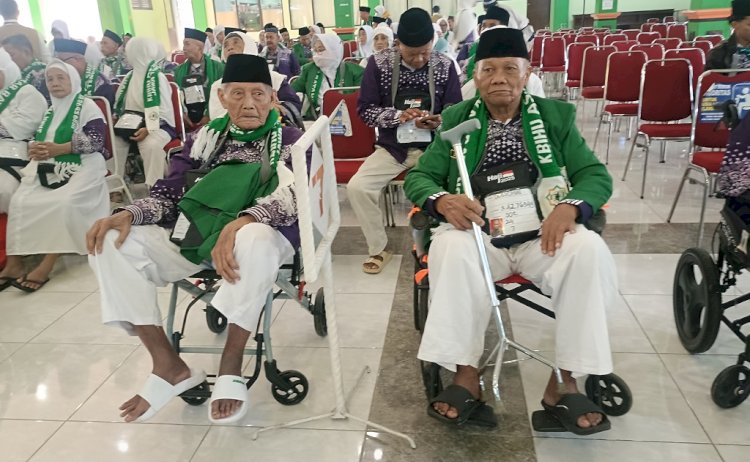 Jemaah Lansia Menjadi Prioritas Pelayanan Oleh Petugas Haji. Diskominfo Batang