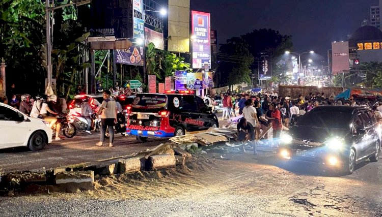 Kecelakaan lalu lintas sebuah truk terguling di Tanjakan Tanah Putih Jalan Dokter Wahidin, Semarang, Kamis (8/5) malam diduga alami gangguan sistem pengereman. Istimewa