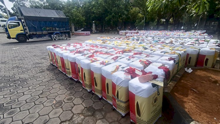 Ratusan koper tersusun rapi di depan masjid Jabalul Khoir Purwodadi untuk diberangkatkan ke Asrama Haji Donohudan, Kamis(8/5) siang. Rubadi/RMOLJATENG 