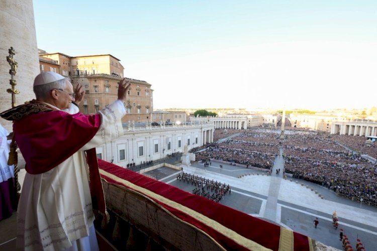 Paus Leo XIV Memberkat Kota Dan Dunia Dalam Penampilan Pertamanya Di Lapangan Santo Petrus, Jumat (09/05). VaticanNews