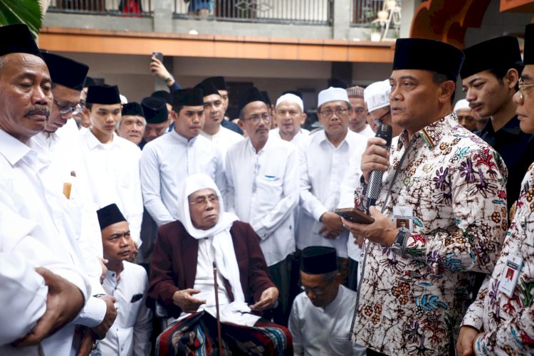 Gubernur Jawa Tengah Ahmad Luthfi Saat Memberi Sambutan Pada Pelepasan Jenazah Hj Djamilah Di Rumah Duka Komplek Ponpes Al Wahdah Lasem Untuk Disemayamkan Di Kompleks Masjid Jami' Lasem, Kamis (08/05). Yon Daryono/RMOLJawaTengah