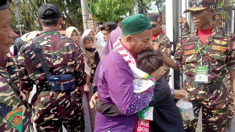 Keluarga menangis melepas kepergian jemaah haji Grobogan Jawa Tengah, Jumat (9/5) sore.