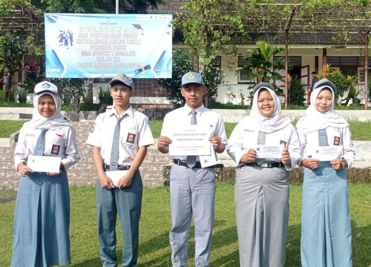 Lima siswa berprestasi SMAN 1 Sigaluh menunjukkan pengumuman diterima diperguruan tinggi negri dan mendapat hadiah Infaq Selamat, Kami (8/5). Dok SMAN 1 Sigaluh
