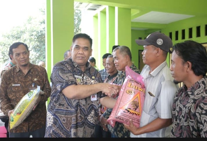 Wakil Bupati Tegal Ahmad Kholid menyerahkan bantuan bibit padi kepada petani. dok Humas Kab. Tegal.