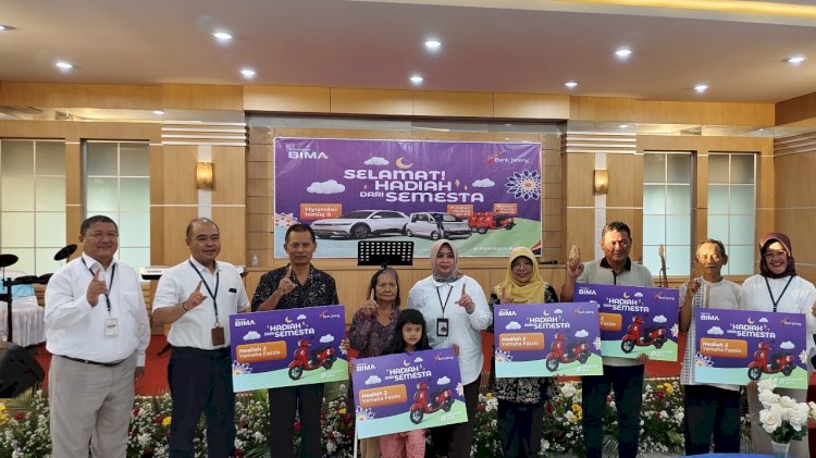Para pemenang hadiah undian Tabungan Bima berfoto bersama jajaran Pemimpin Bank Jateng Cabang Koordinator Pati usai acara Gathering Nasabah di Pati, Selasa (22/4). Istimewa 