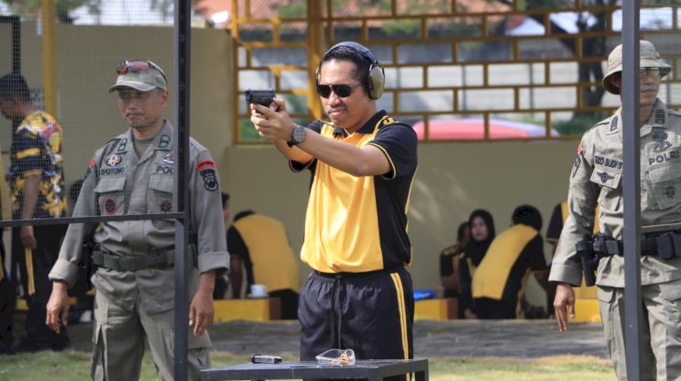 AKBP Bayu Prasatyo dalam pelaksanaan latian tembak di Lapangan Tembak Tantya Sudhirajati, pada Jumat (9/5). Istimewa 