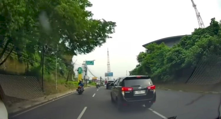 Sebuah Video Di Medsos Viral Kejadian Pengendara Rombongan Dikawal Patwal Sengaja 'Senggol' Kendaraan Lainnya Di Semarang. Tangkapan Layar Video