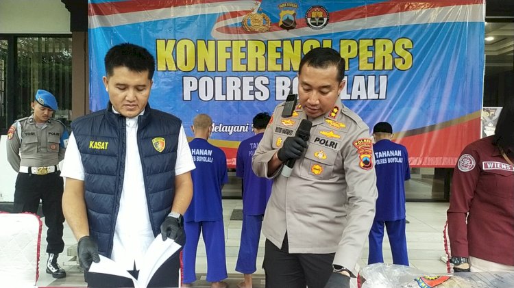 Kapolres Boyolali AKBP Rosyid Hartanto Menyampaikan Langsung Pengungkapan Penipuan Sebesar Rp720.000.000 Dalam Konferensi Pers Di Lobi Mapolres Boyolali, Kamis (08/05) Sore Dengan Didampingi Kasat Reskrim Dan Kasihumas Polres Boyolali. Humas Polres Boyolali