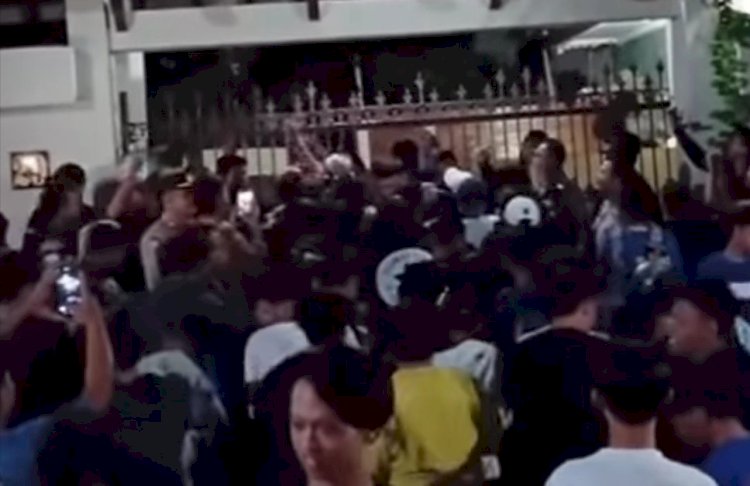 Para fans PSIS Semarang gelar doa bersama atas bentuk kekecewaan tim kebanggaan mereka terancam degradasi musim depan. Istimewa