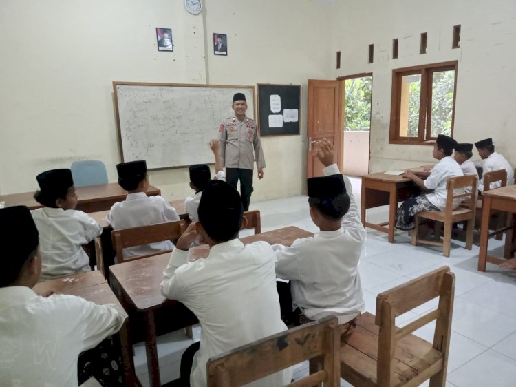 Aiptu Herman Handoko, Kanitsamapta Polsek Adiwerna, Polres Tegal, sedang mengajar para santri di Pondok Pesantren Yatim Piatu Nuuruddaaroin ,Kelurahan Procot, Kecamatan Slawi, Kabupaten Tegal. dok Humas Polres Tegal