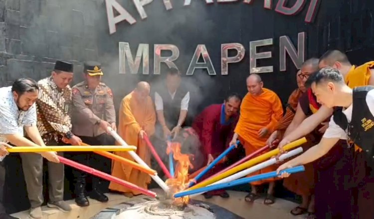 Para Bhante dan Bhiksu saat pengambilan Api Abadi Mrapen di Grobogan,  Sabtu (10/5) siang.
