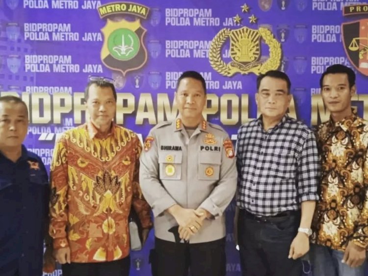 Sujarwo (kanan) saat melakukan kunjungan ke Polda Metro Jaya. Istimewa