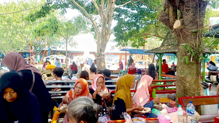 Suasana Tanjung Waterpark Tanjungharjo Ngaringan Grobogan Jawa Tengah Diserbu Pengunjung, Senin (12/5) siang. Rubadi/RMOLJateng.