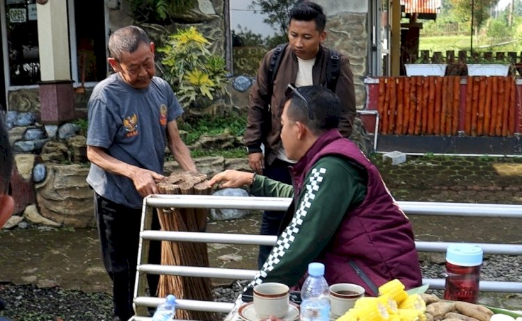 Kapolres Pemalang AKBP Eko Sunaryo memborong Sapu lidi milik Pak Sudar. Istimewa