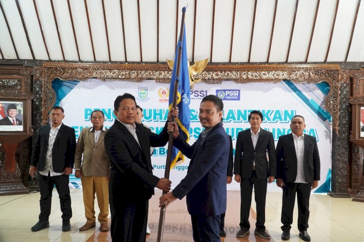 Serah terima bendera sebagai bagian dari pergantian pengurus ASKAB PSSI Purbalingga masa Bhakti 2025-2029. dok Humas Pemkab Purbalingga