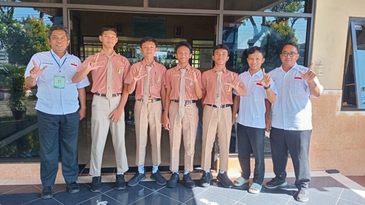 Kepala SMP Negeri 1 Mrebet, Azan Hendarto Sutanto bersama para guru pembimbing dan para siswa pemenang Lomba Video Konten Literasi Tingkat Provinsi Jawa Tengah tahun 2025. dok SMPN1 Mrebet