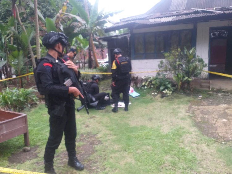Tim Gegana Sat Brimobda Jateng saat sterilisasi lokasi penemuan amunisi, Senin (12/5). dok Humas Polres Purbalingga