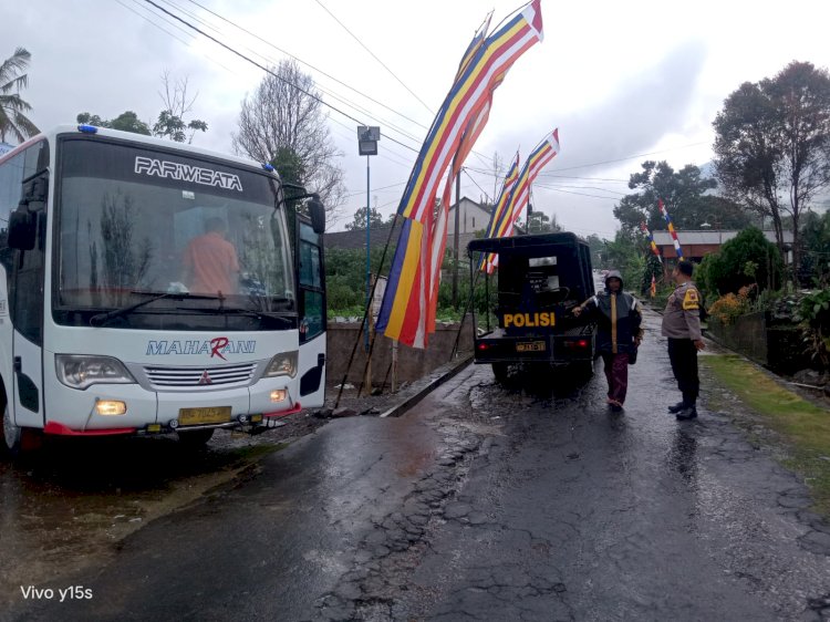 Giat Pengamanan Polres Boyolali Pengamanan Keberangkatan Umat Buddhis Menuju Candi Sewu Dipimpin Oleh Panit Intelkam Polsek Gladagsari Aiptu Sigit Widyanto Bersama Bripka Arif Nandika Dan Bripka Khoirul, Senin (12/05). Humas Polres Boyolali