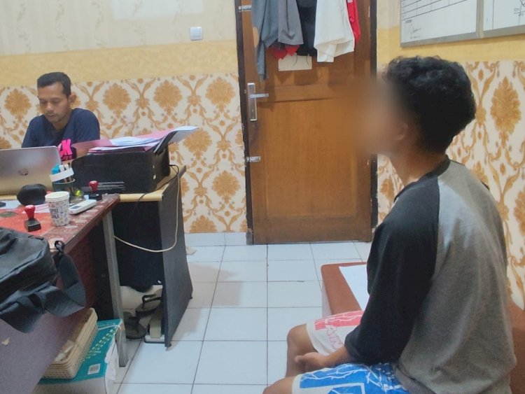 Tersangka SLM (25) dimintai keterangannya di Kantor Polres Kota Tegal. Dok Humas Polres Tegal Kota