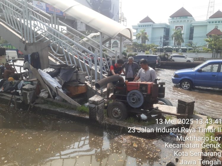 Genangan banjir di Kota Semarang akibat hujan deras, Senin (12/5) malam segera ditangani Pemkot Semarang melalui DPU Kota Semarang hingga berhasil kendalikan sampai surut (Dok. Pemkot Semarang)