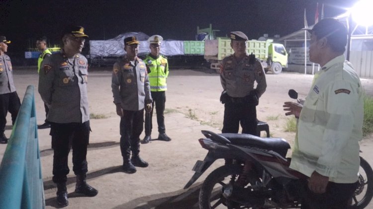 Personel Patroli Polres Pemalang Batasi Ruang Gerak Premanisme Di Perusahaan, Kios-Kios Pertokoan, Pasar Modern Hingga Pasar Tradisional, Rabu (14/05). Humas Polres Pemalang