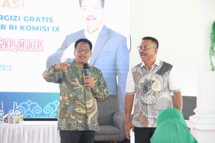 Anggota Komisi IX Edi Wuryanto bersama Bupati Rembang H Harno di tengah acara sosialisasi MBG DENGAN IBI Rembang. Yon Daryono/RMOLJateng