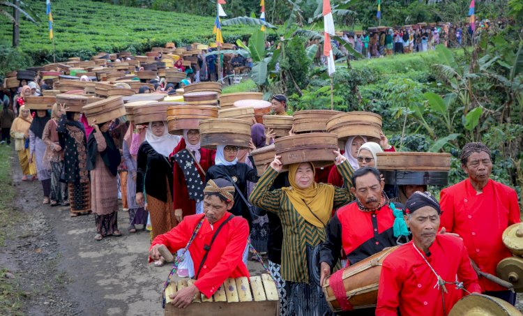 Seribu tenong diiringi tetabuhan tradisional saat dikirabkan sebagai bentuk rasa syukur atas panen yang melimpah di Desa Sirukun Kalibening, Rabu (14/5). Gatot HC/RMOLJateng