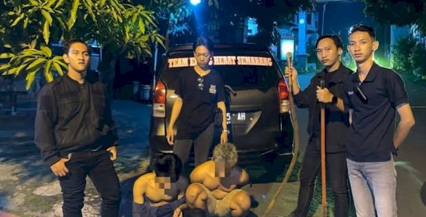 Dua orang pemuda diduga berencana tawuran terciduk polisi di Jalan Srinindito Raya Semarang Barat, Rabu (14/5) dini hari (Dok. Portal Semarang)