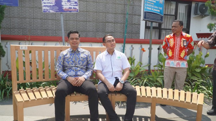Bupati Jepara H Witiarso Utomo Mencoba Kursi Hibah Dari HIMKI Jepara Pada Kamis (15/05). Yosef Hidayat/RMOLJawaTengah