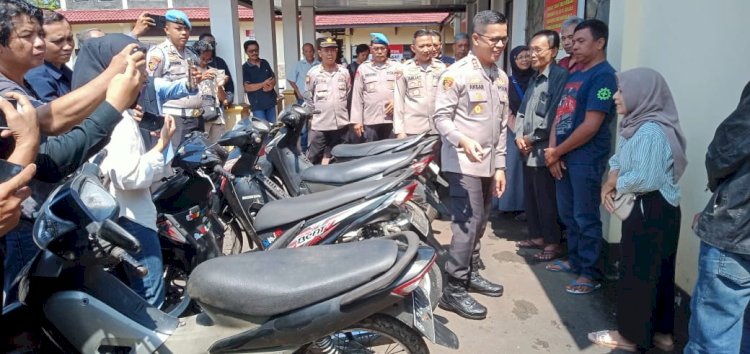 Kapolres Purbalingga AKBP Achmad Akbar Didampingi Wakapolres Dan Sejumlah PJU Saat Berdialog Dengan Pemilik Ranmor Yang Akan Diserahkan, Kamis (15/05). Gatot HC/RMOLJawaTengah