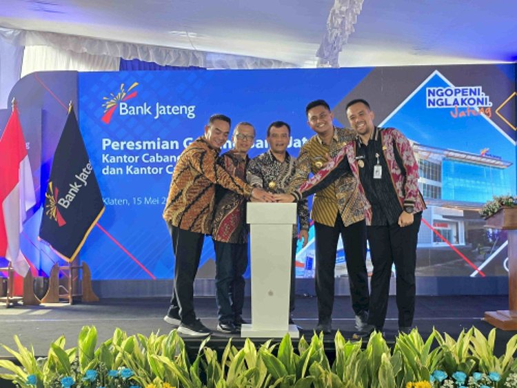 Gubernur Jawa Tengah Komjen Pol (P) Drs. Ahmad Luthfi, S.H., S.St., M.K bersama Direktur Utama Bank Jateng Irianto Harko Saputro, Ketua Komisi C DPRD Provinsi Jawa Tengah Bambang Hariyanto B, Bupati Klaten Hamenang Wajar Ismoyo, dan Wakil Bupati Klaten Benny Indra Ardhianto menekan tombol menandai diresmikannya Gedung Bank Jateng Cabang Klaten dan KCP Jatinom, Kamis (15/5). Istimewa