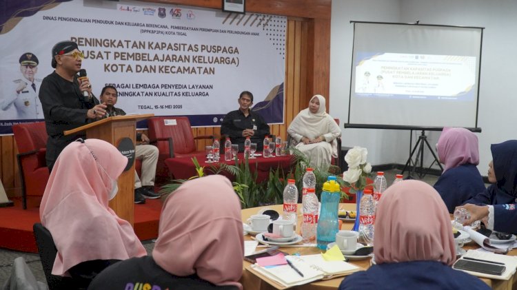 Wali Kota Tegal, Dedy Yon Supriyono membuka kegiatan Peningkatan Kapasitas Pusat Layanan Gratis (PUSPAGA) Kota dan Kecamatan yang digelar oleh Dinas Pengendalian Penduduk dan Keluarga Berencana, Pemberdayaan Perempuan dan Perlindungan Anak (DPPKBP2PA) Kota Tegal di Hotel Riez Palace, Kamis (15/5) pagi. Istimewa 