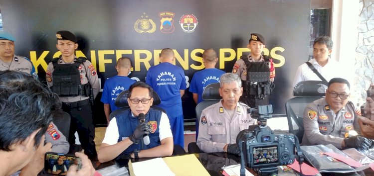 Kasat Reskrim Bersama Kasi Humas Polres Purbalingga Saat Menyampaikan Kronologis Kejahatan Yang Berhasil Diungkap Kepada Wartawan, Kamis (15/05). Gatot HC/RMOLJawaTengah
