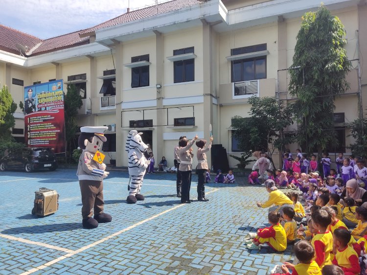 Sejumlah Anggota Polantas Polres Banjarnegara Saat Menjelaskan Aturan Lalu Lintas Kepada Anak Anak PAUD, Kamis (16/05). Humas Polres Banjarnegara 