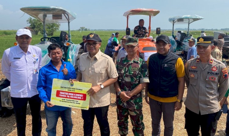 Dukung Swasembada Beras, Pemkab Batang Serahkan Bantuan Alat Dan Mesin Pertanian. Diskominfo Kabupaten Batang