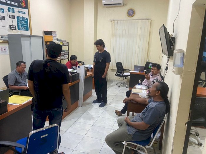 Tim penyidik bersama pelaku usai diamankan di rumahnya Humas Polres